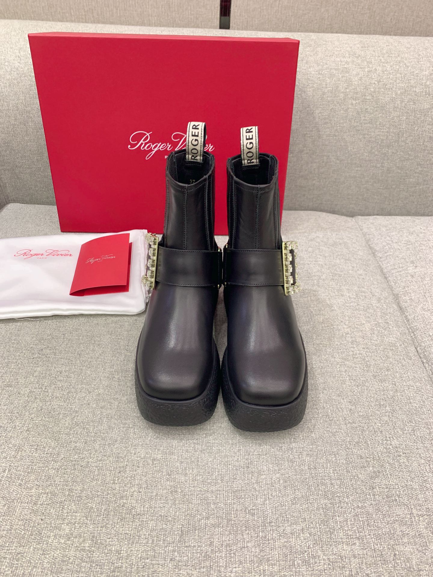 NO:485072,Roger Vivie* newest thick-soled diamond buckle boots Classic diamond buckle decoration luxurious and atmospheric upper calfskin/open-edge bead cowhide inner foot pad sheepskin Original open molded outsole Size 35-39 (custom made of 40), boots, roger vivier, boots, cowhide, sheepskin19860909Roger Vivie*新款厚底钻扣短靴 经典钻扣装饰奢华大气 鞋面小牛皮/开边珠牛皮 内里垫脚羊皮 原版开模大底 尺码35-39（40定做）,靴子,roger vivier,boots,cowhide,sheepskin,Women's Shoes