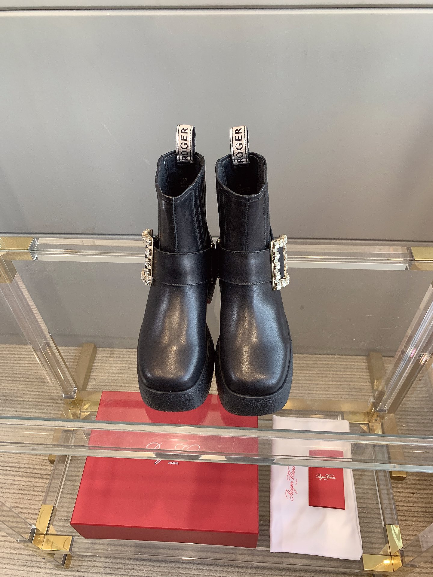 NO:479681,Roger Vivie* newest thick-soled diamond buckle boots Classic diamond buckle decoration luxurious and atmospheric upper calfskin/open-edge bead cowhide inner foot pad sheepskin Original open molded outsole Size 35-39 (custom made of 40), boots, roger vivier, boots, cowhide, sheepskin19860909Roger Vivie*新款厚底钻扣短靴 经典钻扣装饰奢华大气 鞋面小牛皮/开边珠牛皮 内里垫脚羊皮 原版开模大底 尺码35-39（40定做）,靴子,roger vivier,boots,cowhide,sheepskin,Women's Shoes