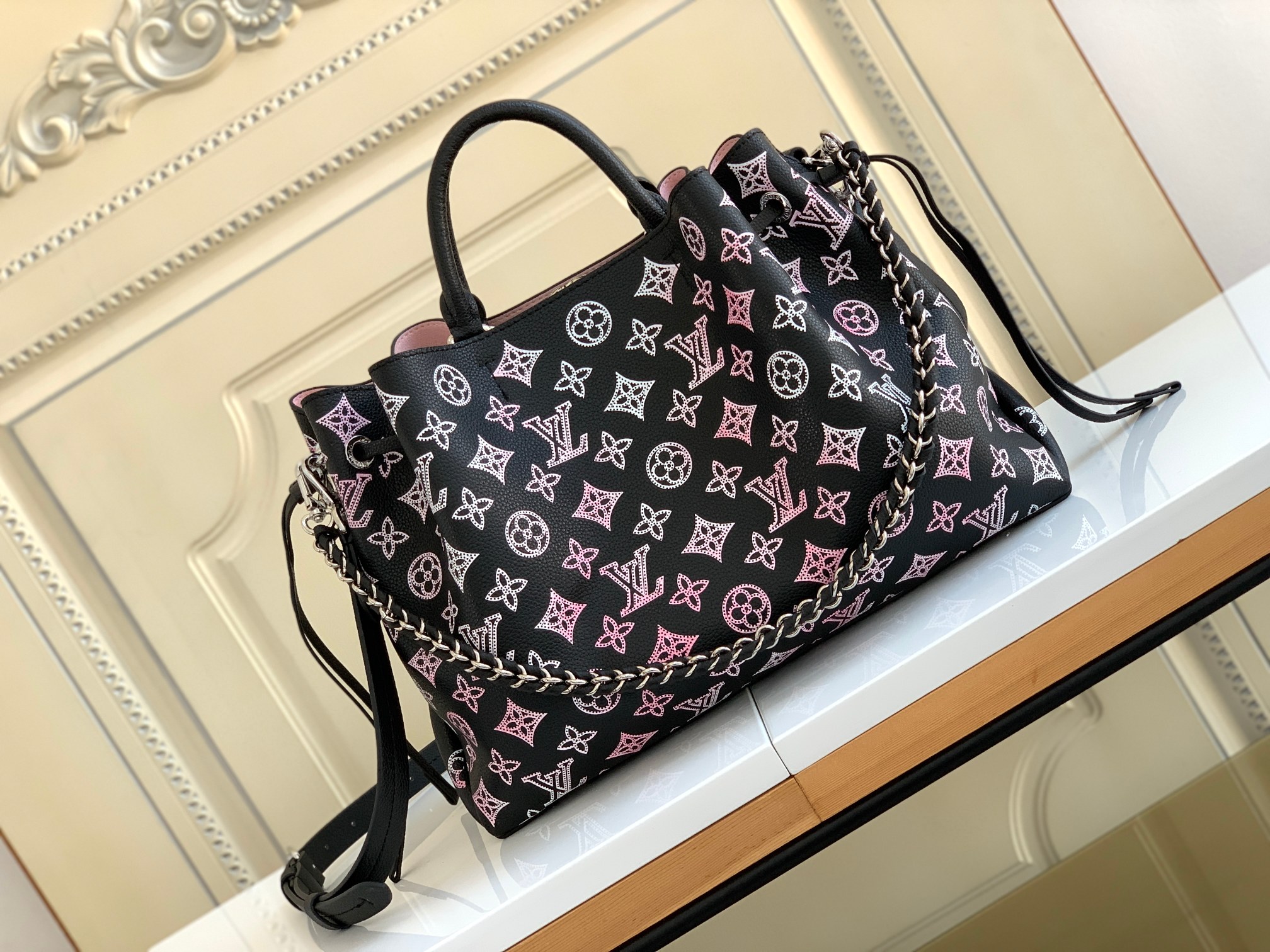【海原外单 独实家拍】M59200黑】M21107 本款 Bella Tote 手袋取材镂花穿孔牛皮革，