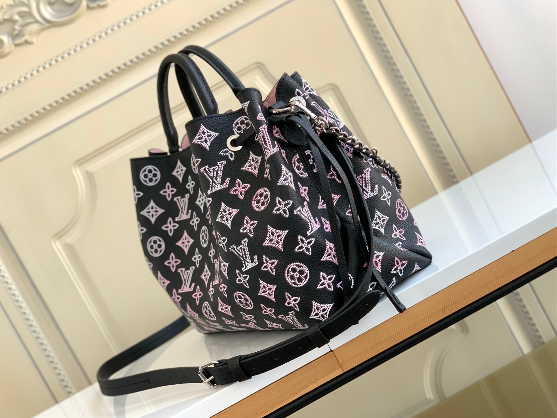 【海原外单 独实家拍】M59200黑】M21107 本款 Bella Tote 手袋取材镂花穿孔牛皮革，