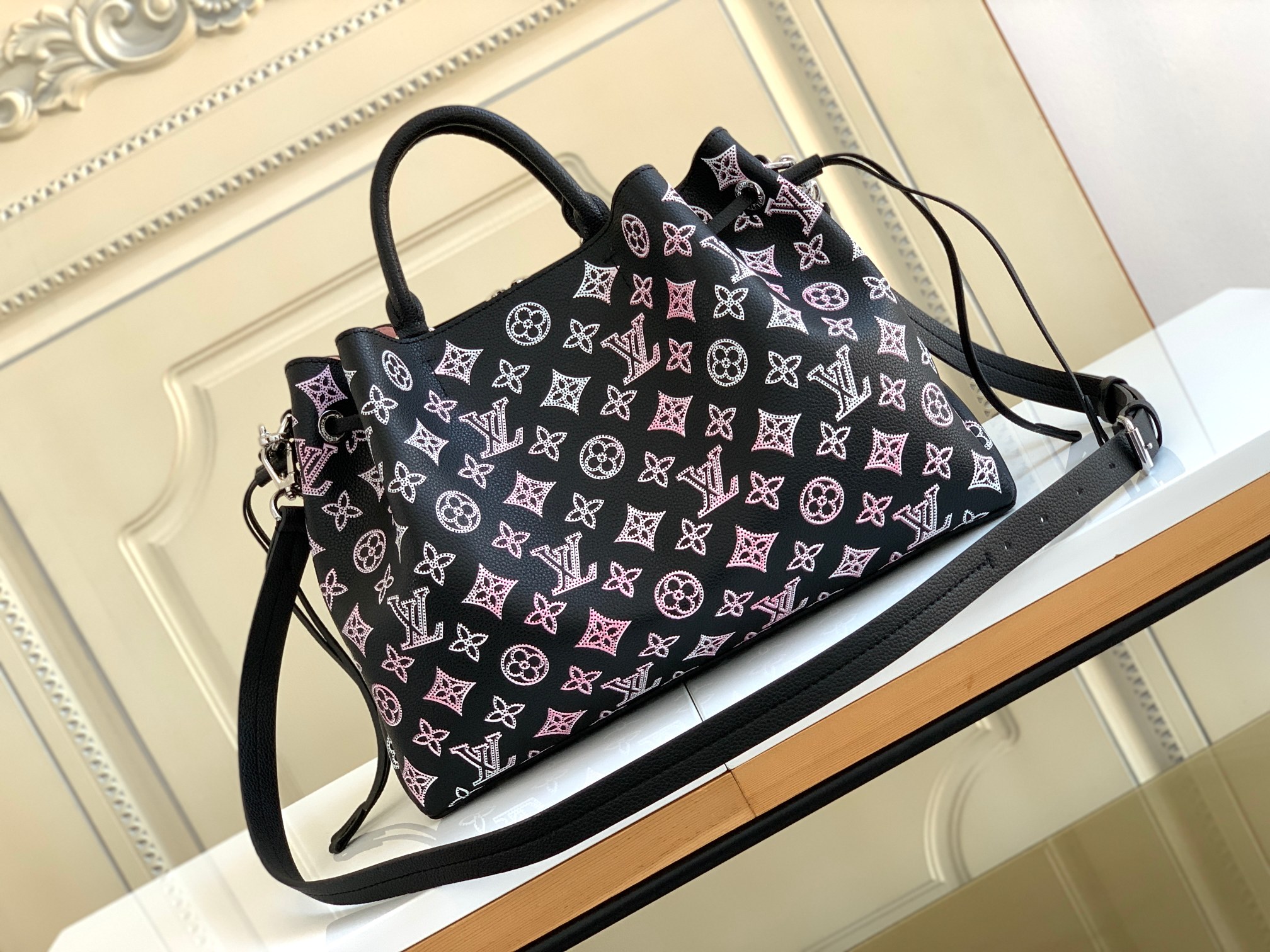 【海原外单 独实家拍】M59200黑】M21107 本款 Bella Tote 手袋取材镂花穿孔牛皮革，