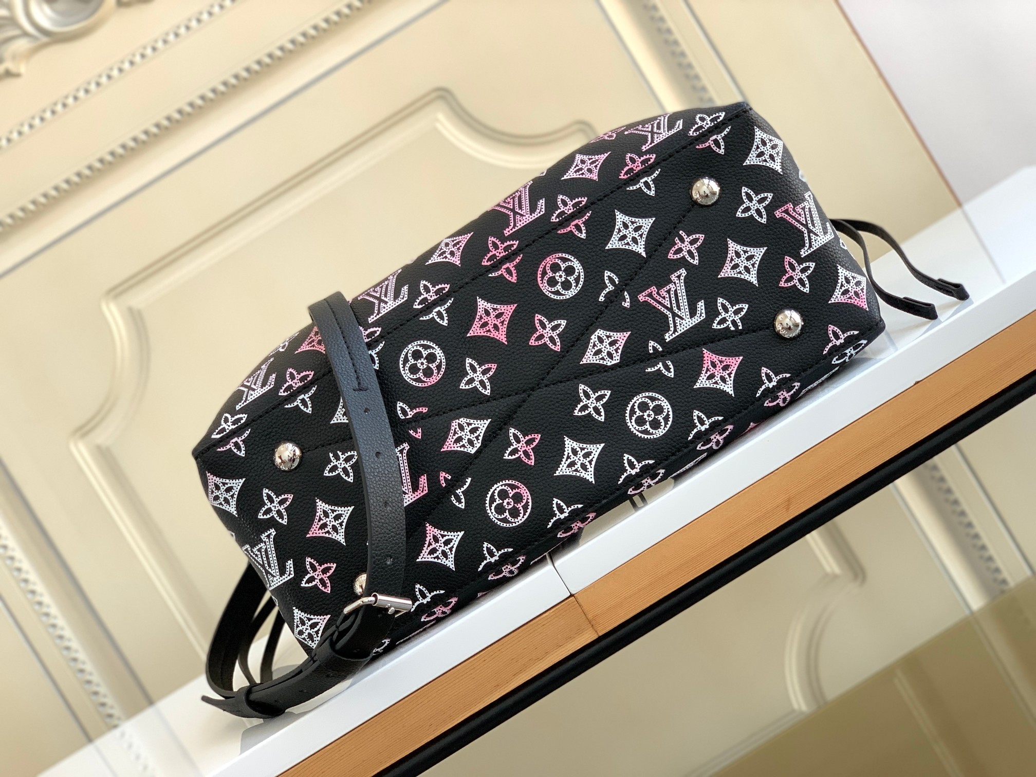 【海原外单 独实家拍】M59200黑】M21107 本款 Bella Tote 手袋取材镂花穿孔牛皮革，