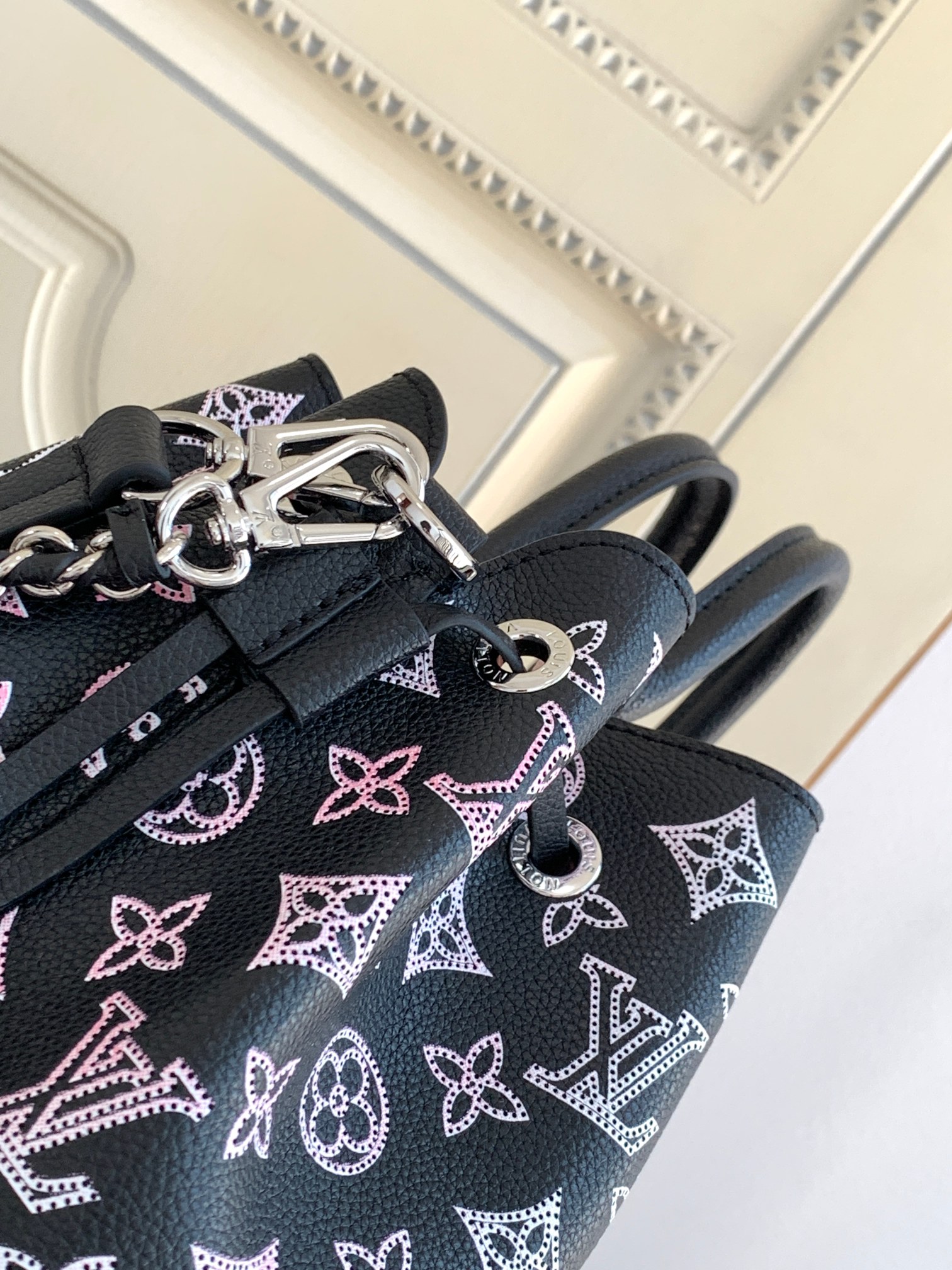 【海原外单 独实家拍】M59200黑】M21107 本款 Bella Tote 手袋取材镂花穿孔牛皮革，