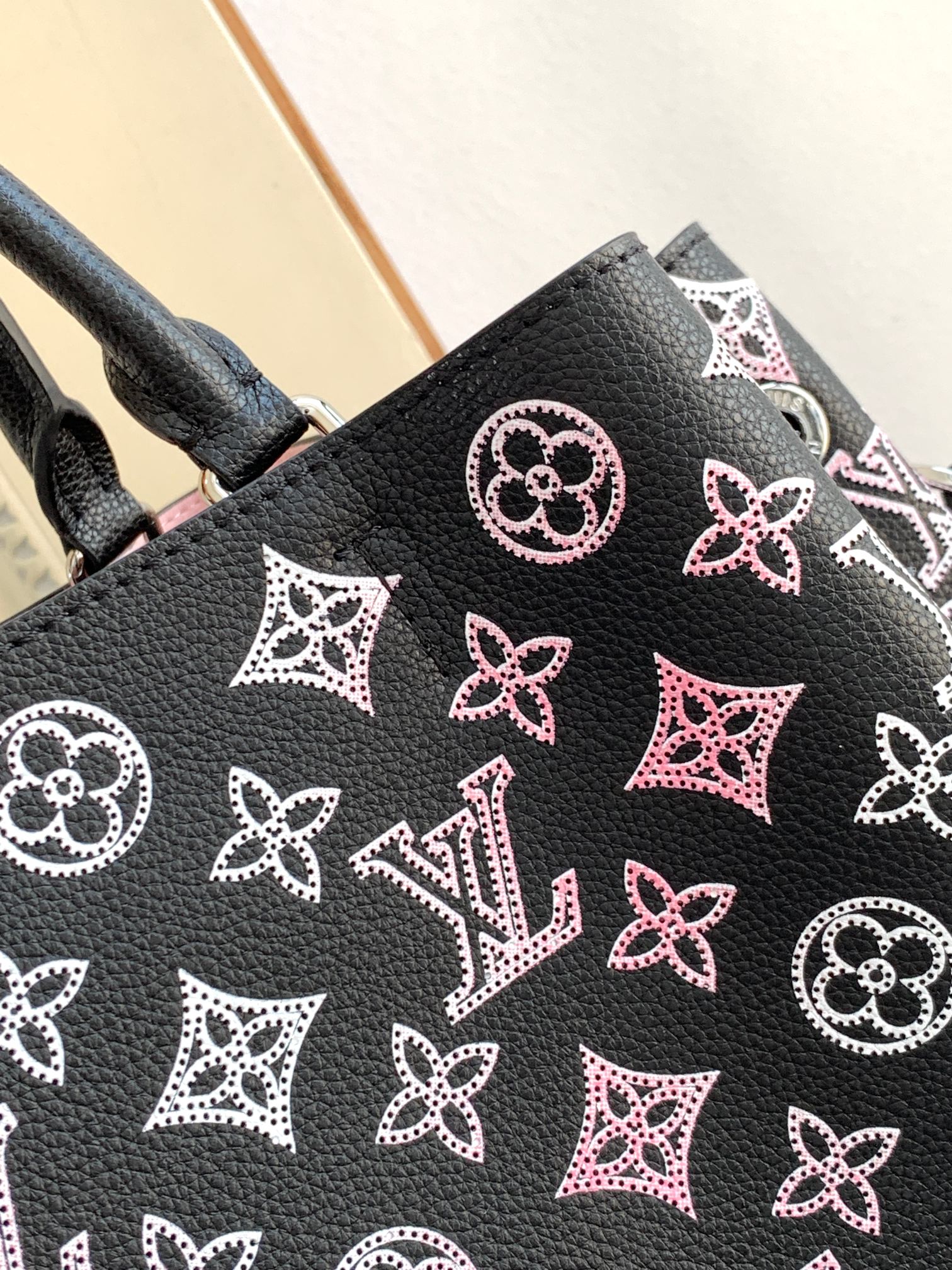 【海原外单 独实家拍】M59200黑】M21107 本款 Bella Tote 手袋取材镂花穿孔牛皮革，