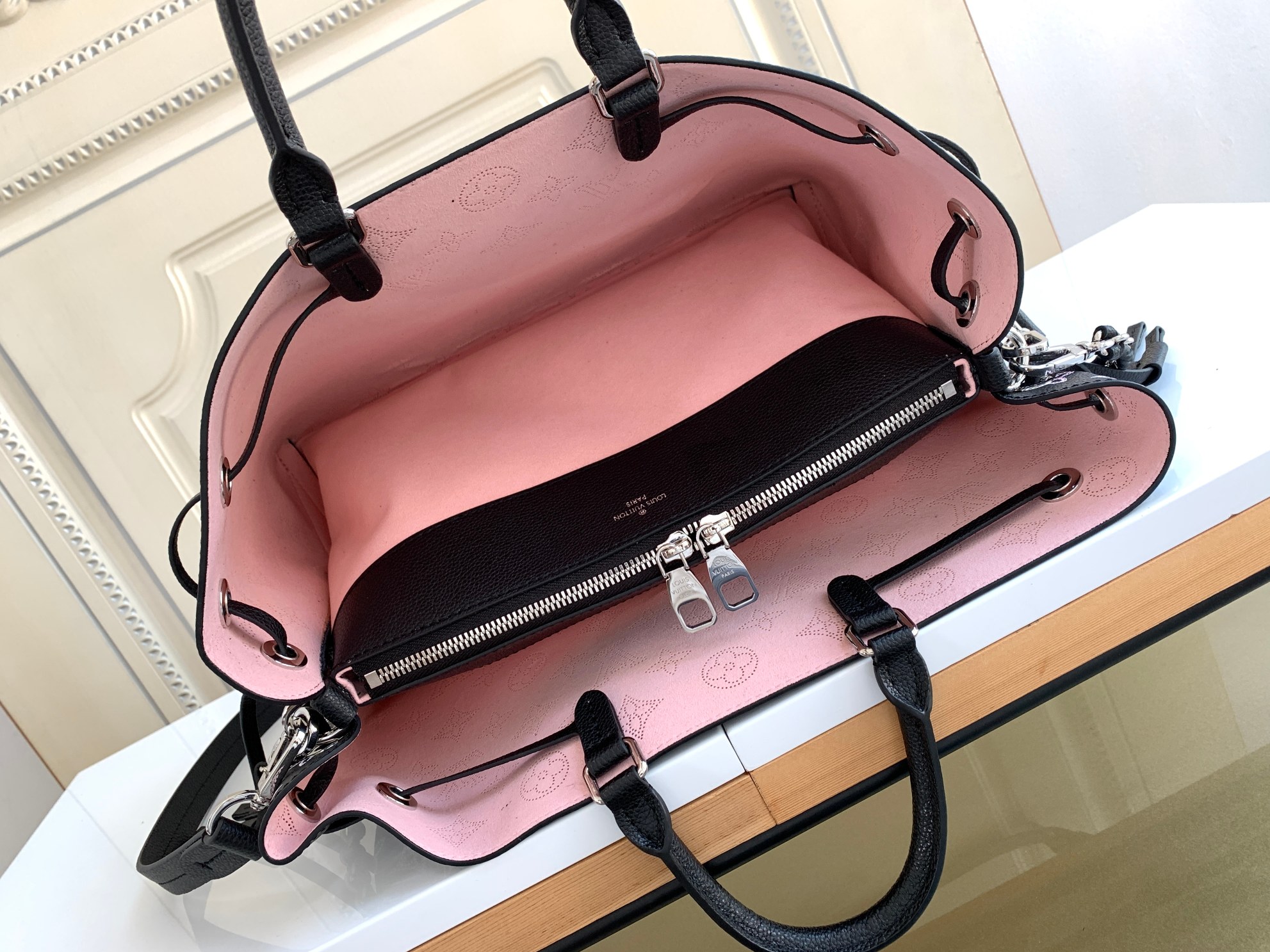 【海原外单 独实家拍】M59200黑】M21107 本款 Bella Tote 手袋取材镂花穿孔牛皮革，