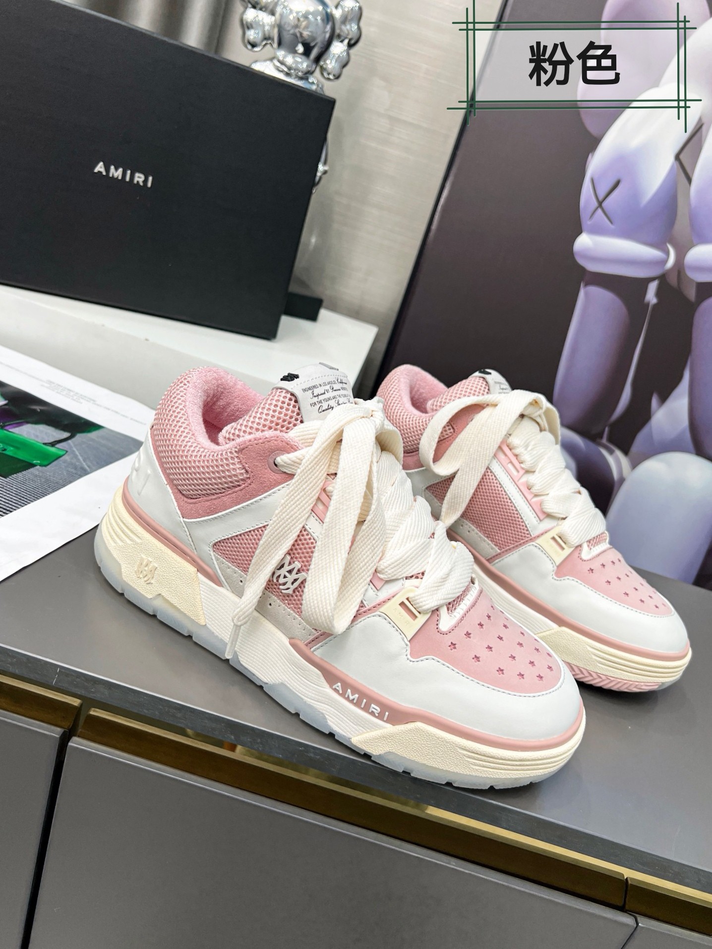 NO:354860,Emil AMIRI new bread shoes Amiri MA-2 shows more casual and fashionable style bread shoes with big tongues, which adds the super comfort of the shoes. The combination of all cowhides + beef mattes shows the fashionable feeling of the shoes. The ultra-light multi-layer combination soles and perforated stars make the shoes more difficult to make!  A large number of Morandi tones make people feel happy!  Paisley cashew flowers and tannin elements with street nature make Amiri MA-2 more iconic. Color couples have 12 colors. Fabric cowhide + cow matte leather + special materials. Original 1:1 ultra-light foam combination base. Size number women's code 35--40,,amiri,cowhide19860909埃米尔·AMIRI新款面包鞋 Amiri MA-2更显休闲时尚风大鞋舌的面包鞋增加的鞋子的超舒适感,全牛皮+牛磨砂的各种颜色的搭配显现出鞋子的时尚感,超轻的多层组合鞋底和穿孔的星星 更显出鞋子的制作超难度！大量的莫兰迪色调,让人心情愉悦！带有街头性质的佩斯利腰果花和丹宁元素让Amiri MA-2更有品牌标志性 颜色情侣款12个颜色 面料牛皮+牛磨砂皮+特殊材料 大底原版1:1超轻发泡组合底 码数女码 35--40,,amiri,cowhide,Men's shoes