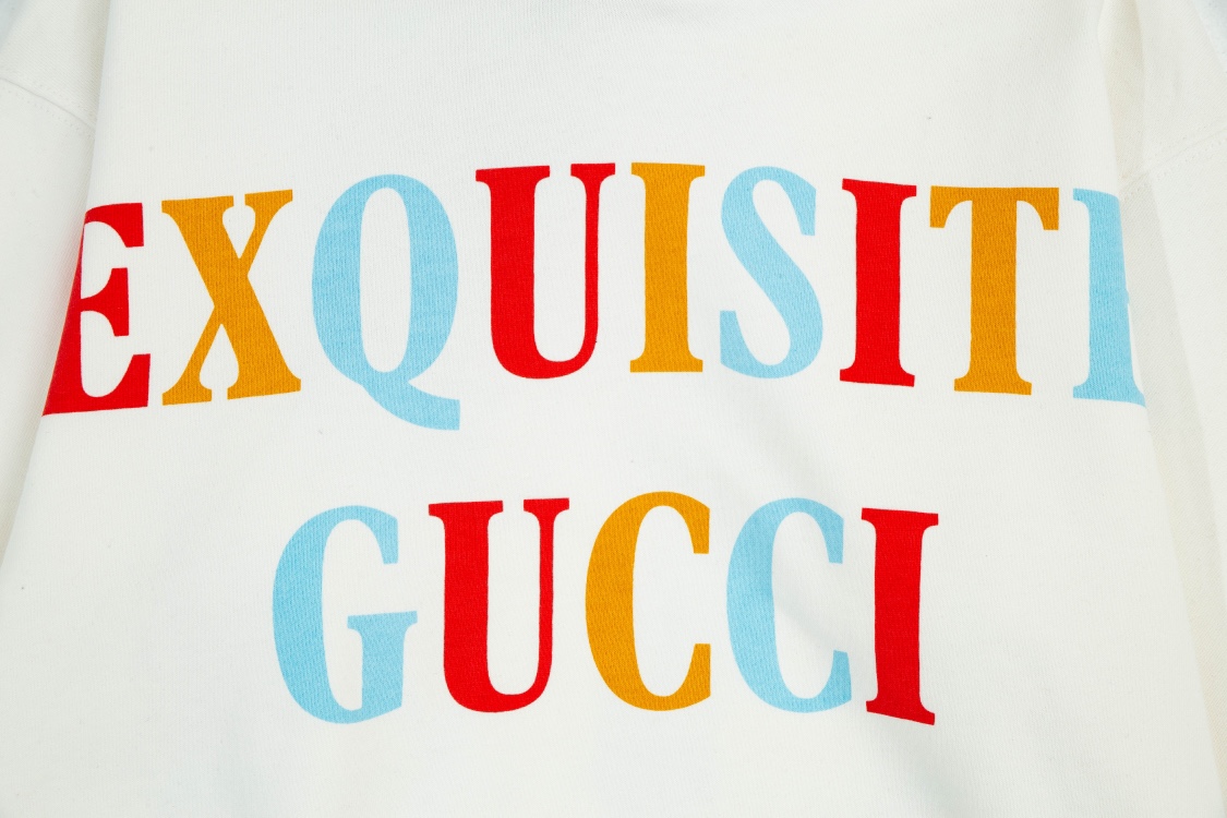 Gucci 古驰 这款米白色兜帽卫衣正面印有彩色印花形式的“Exquisite Gucci”系列名