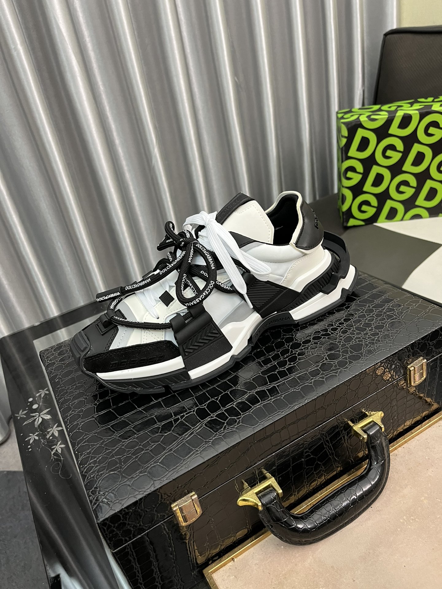 NO:272754,DG's latest popular casual shoes, with the tongue with brand iconic details, and the combination of silk cowhide and cow velvet enhances the style. It is fashionable and versatile, which can add luster to various shapes. It creates a unique dynamic and modern exquisite design, showing modern and elegant style. Size35-45,,cowhide19860909DG最新爆款休闲鞋,鞋舌带有品牌标志性细节,丝绸牛皮与牛反绒相结合提升格调.时尚百搭,可为各式造型增光添彩.塑造独具动感活力与摩登气息的精致设计,尽显现代优雅格调. Size35-45,,cowhide,Men's shoes