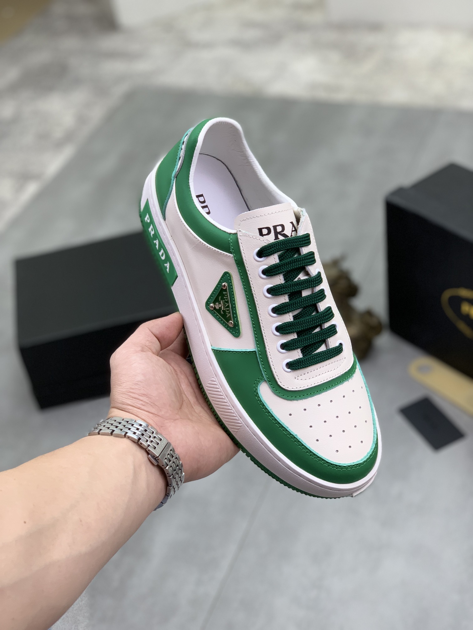 I5 Prada 普拉达 男鞋官网经典最上市了1：1复制,香港专柜同步,走秀同台；全部采用小牛皮进口柔软舒适猪皮内里、橡胶大底原版1:1防滑耐磨；着脚舒适、款式耐看,做工精细,配以简洁利落的鞋楦,彰显男人的果敢和硬朗,码数38一44；黑色 蓝色 白色颜色选