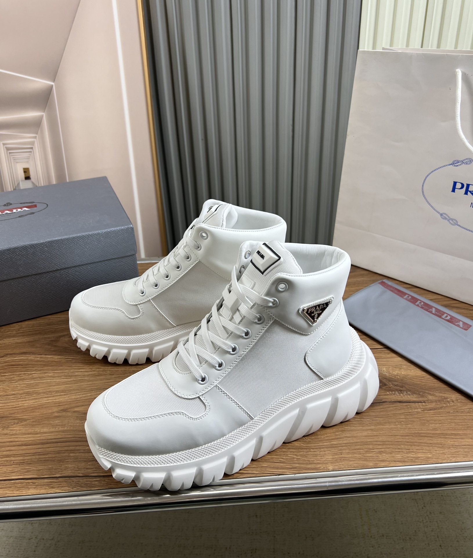 工厂价350💰
【PRADA普拉达】秋冬爆款男鞋出货👏官网同步⬆️原版飞织牛皮面料+牛皮内里，1⃣️比1⃣️复刻 ，原厂原版底，38-45（45.定做不退换）
