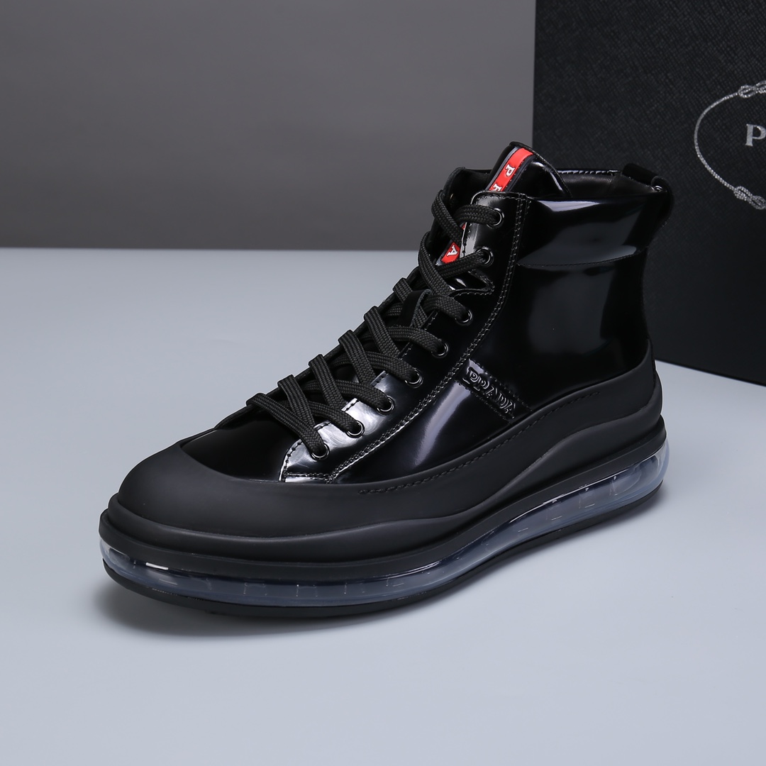 NO:555347,Pili 560 P Home Chelsea men's shoes, super A-quality. This Chelsea shoe is equipped with an air-cushion thick outsole. The minimalist design exudes a modern and charming charm. The imported leather surface has good texture and the leather lining is easy to wear!  Code number 39-44,19860909皮里560 P家 切尔西男鞋,超A货 这款切尔西鞋 配有气垫厚大底,极简主义设计散发充满现代感的迷人魅力.进口皮面,质感好,皮内里 方便穿着 ！ 码数39-44,,Men's shoes