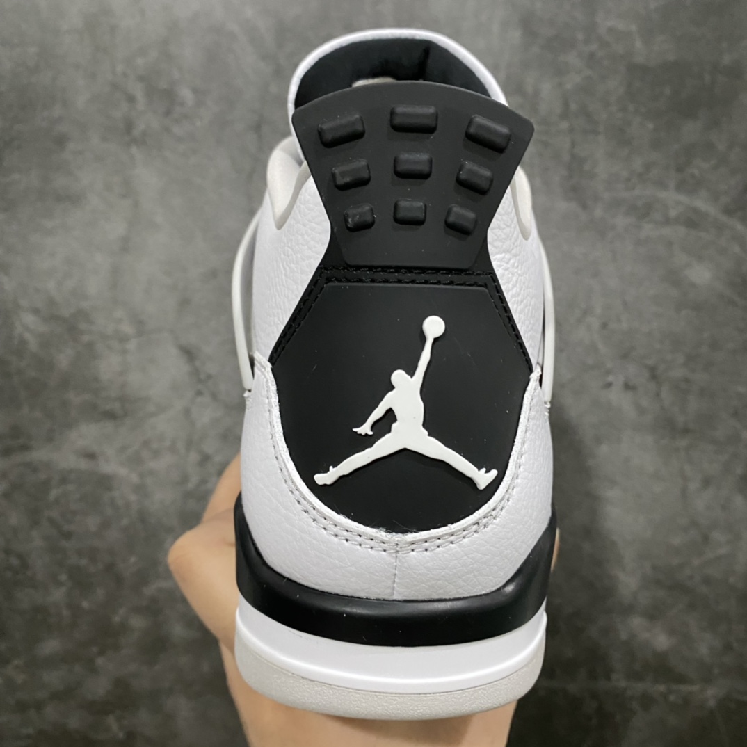 图片[4]-神版 Air Jordan AJ4 Retro 小白水泥 DH6927-111 毫无疑问市场中端王者 耗时半年开发巨作 全套原纸板楦头开发 确保原汁原味 完美呈现四代版型 一比一鞋头弧度高度鞋身弧度 有一说一不吹不捧 实打实文案品质‼️ 此版本只针对中端市场 皮料材质有所更替 其他数据细节工艺流程均保持一致 绝不口嗨 细节品控鞋型随意秒杀市面3XX 4XX 原厂TPU网格鞋带扣 正确内里网布 菱角分明不变形无多余毛边 柔软性质感一致于原鞋 市场唯一原厂鞋扣模具 背面可见隐藏注塑口 原厂织唛标 原厂飞人电绣工艺 尾指中部跳三针 独家绑鞋带手法 印刷中底布 四线拉帮 米色美纹纸贴合固定 进口港宝加持 后跟自然饱满 全鞋荧光划线卡点 追求极致完美 每一双都是工艺品 多重QC质检 超越公司货的品控标准 实实在在的免检产品 尺码：40 40.5 41 42 42.5 43 44 44.5 45 46 47.5 48.5-选品中心