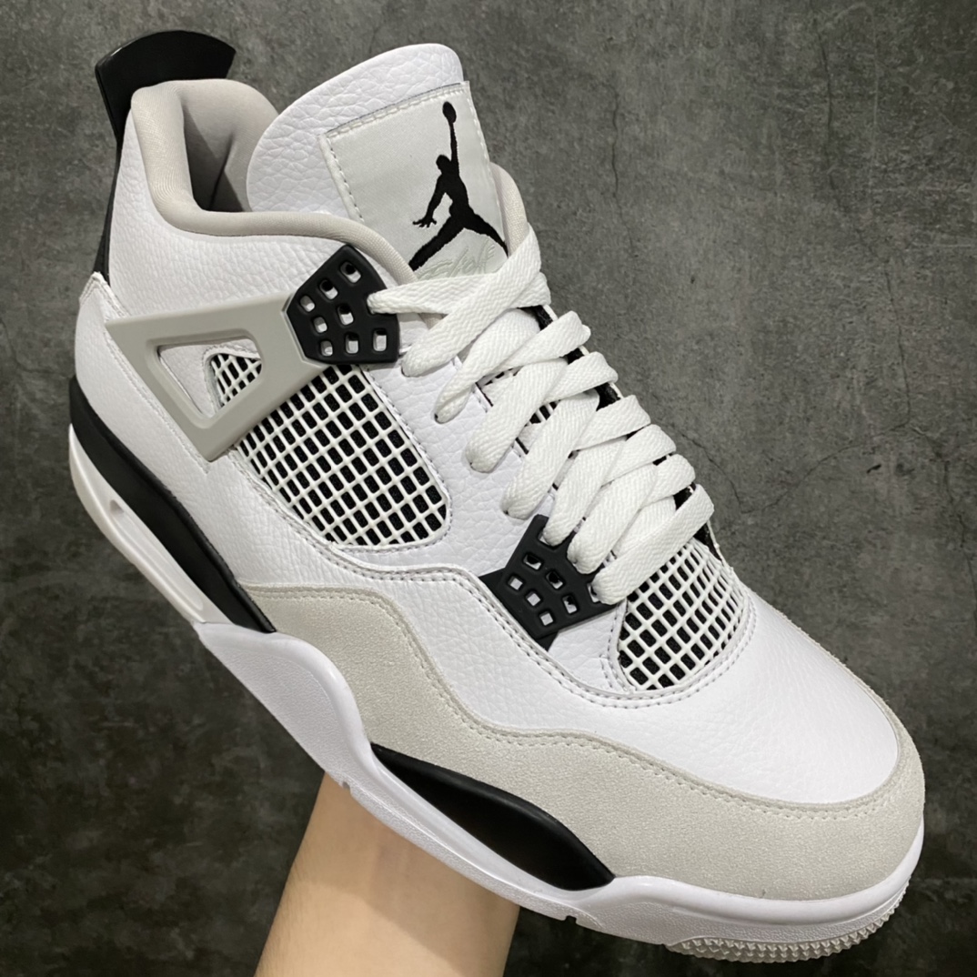 图片[3]-神版 Air Jordan AJ4 Retro 小白水泥 DH6927-111 毫无疑问市场中端王者 耗时半年开发巨作 全套原纸板楦头开发 确保原汁原味 完美呈现四代版型 一比一鞋头弧度高度鞋身弧度 有一说一不吹不捧 实打实文案品质‼️ 此版本只针对中端市场 皮料材质有所更替 其他数据细节工艺流程均保持一致 绝不口嗨 细节品控鞋型随意秒杀市面3XX 4XX 原厂TPU网格鞋带扣 正确内里网布 菱角分明不变形无多余毛边 柔软性质感一致于原鞋 市场唯一原厂鞋扣模具 背面可见隐藏注塑口 原厂织唛标 原厂飞人电绣工艺 尾指中部跳三针 独家绑鞋带手法 印刷中底布 四线拉帮 米色美纹纸贴合固定 进口港宝加持 后跟自然饱满 全鞋荧光划线卡点 追求极致完美 每一双都是工艺品 多重QC质检 超越公司货的品控标准 实实在在的免检产品 尺码：40 40.5 41 42 42.5 43 44 44.5 45 46 47.5 48.5-选品中心