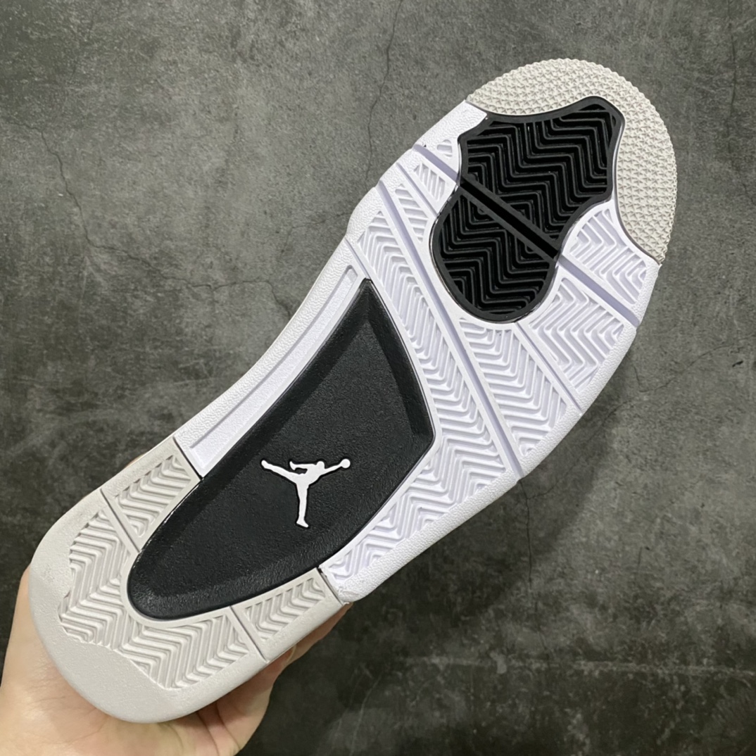 图片[9]-神版 Air Jordan AJ4 Retro 小白水泥 DH6927-111 毫无疑问市场中端王者 耗时半年开发巨作 全套原纸板楦头开发 确保原汁原味 完美呈现四代版型 一比一鞋头弧度高度鞋身弧度 有一说一不吹不捧 实打实文案品质‼️ 此版本只针对中端市场 皮料材质有所更替 其他数据细节工艺流程均保持一致 绝不口嗨 细节品控鞋型随意秒杀市面3XX 4XX 原厂TPU网格鞋带扣 正确内里网布 菱角分明不变形无多余毛边 柔软性质感一致于原鞋 市场唯一原厂鞋扣模具 背面可见隐藏注塑口 原厂织唛标 原厂飞人电绣工艺 尾指中部跳三针 独家绑鞋带手法 印刷中底布 四线拉帮 米色美纹纸贴合固定 进口港宝加持 后跟自然饱满 全鞋荧光划线卡点 追求极致完美 每一双都是工艺品 多重QC质检 超越公司货的品控标准 实实在在的免检产品 尺码：40 40.5 41 42 42.5 43 44 44.5 45 46 47.5 48.5-选品中心