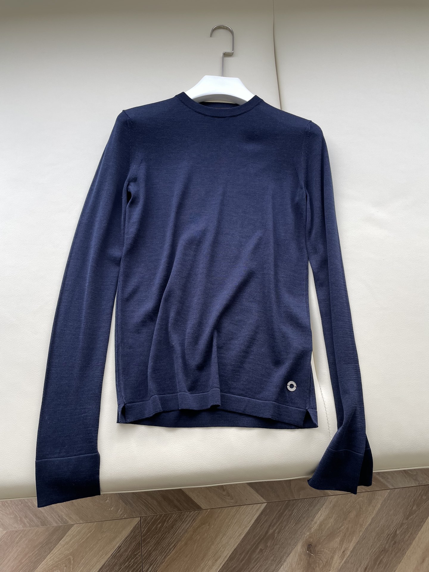 Loropina 6A White Long-Twirl Shirt: High-Quality Women’s Suit for Factory Orders - 图片 1