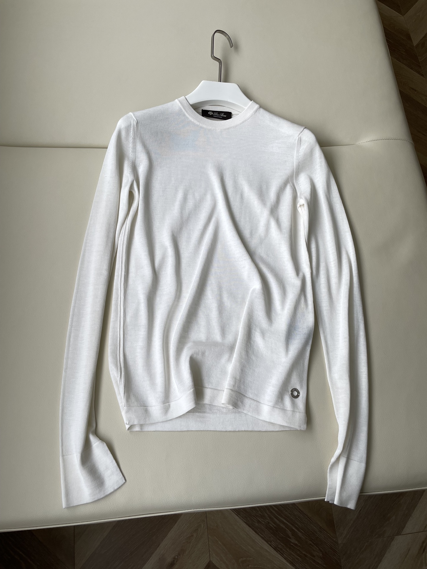 Loropina 6A White Long-Twirl Shirt: High-Quality Women’s Suit for Factory Orders.