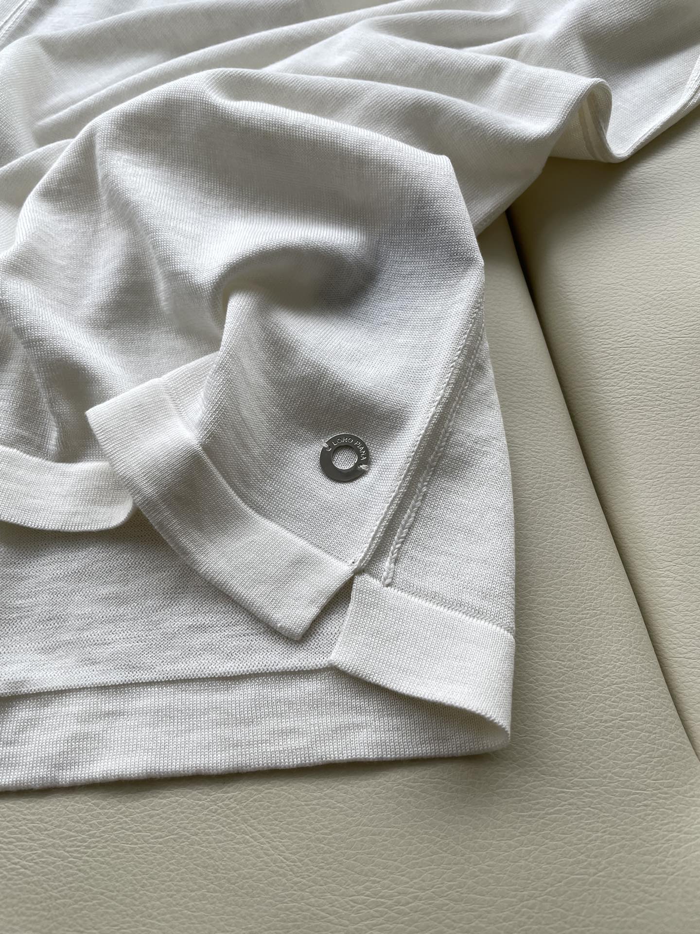 Loropina 6A White Long-Twirl Shirt: High-Quality Women’s Suit for Factory Orders. - 图片 6