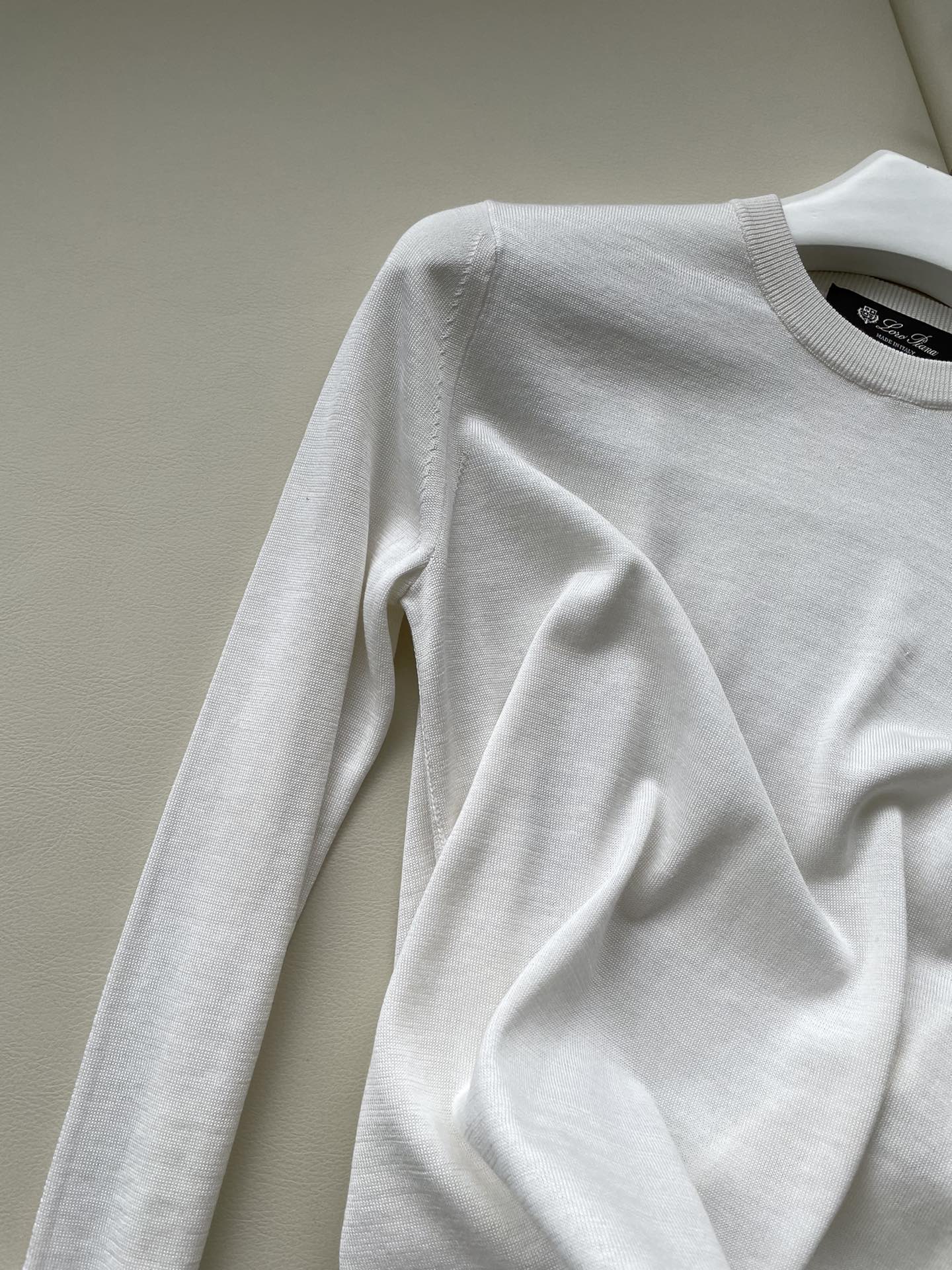 Loropina 6A White Long-Twirl Shirt: High-Quality Women’s Suit for Factory Orders. - 图片 3