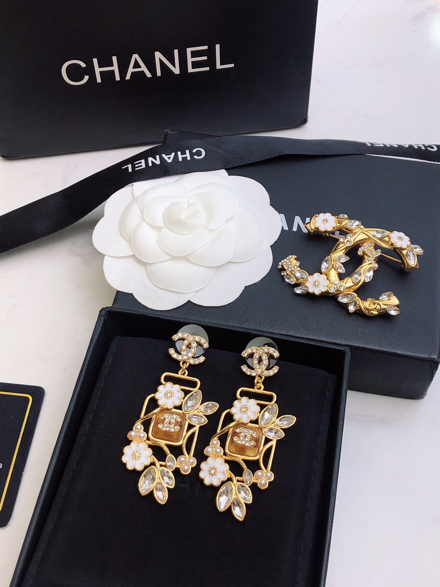 🛍🛍CHANEL 新款小香半钻半山茶花双c耳环，高端品质，专柜同材质/黄铜材质，离子电镀💎💎，独家实拍图