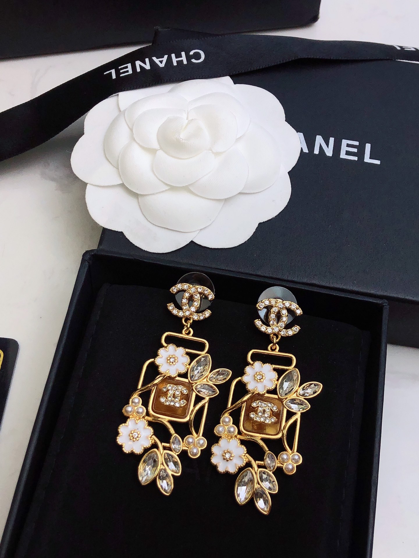 🛍🛍CHANEL 新款小香半钻半山茶花双c耳环，高端品质，专柜同材质/黄铜材质，离子电镀💎💎，独家实拍图