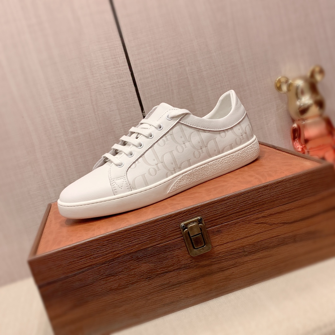 I0 迪奥 Dior  最新爆款休闲鞋,顶端品牌奢侈～代购,顶级～质量.专柜同卖产品鞋面選用进口透气牛皮搭配材质透气羊皮内里精细做工.原版个性时尚柔软橡膠耐磨防滑大底,上脚轻巧舒适,实物拍摄實物更好看,007广州码: 38-44.白色可选