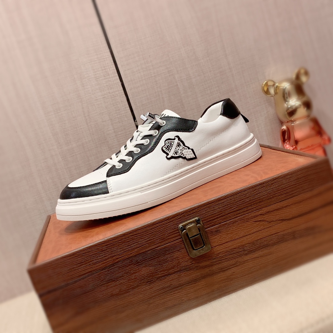 I0 Fendi 芬迪  最新爆款休闲鞋,顶端品牌奢侈～代购,顶级～质量.专柜同卖产品鞋面選用进口透气牛皮搭配材质透气猪皮内里精细做工.原版个性时尚柔软橡膠耐磨防滑大底,上脚轻巧舒适,实物拍摄實物更好看,007广州码: 38-44. 2色可选