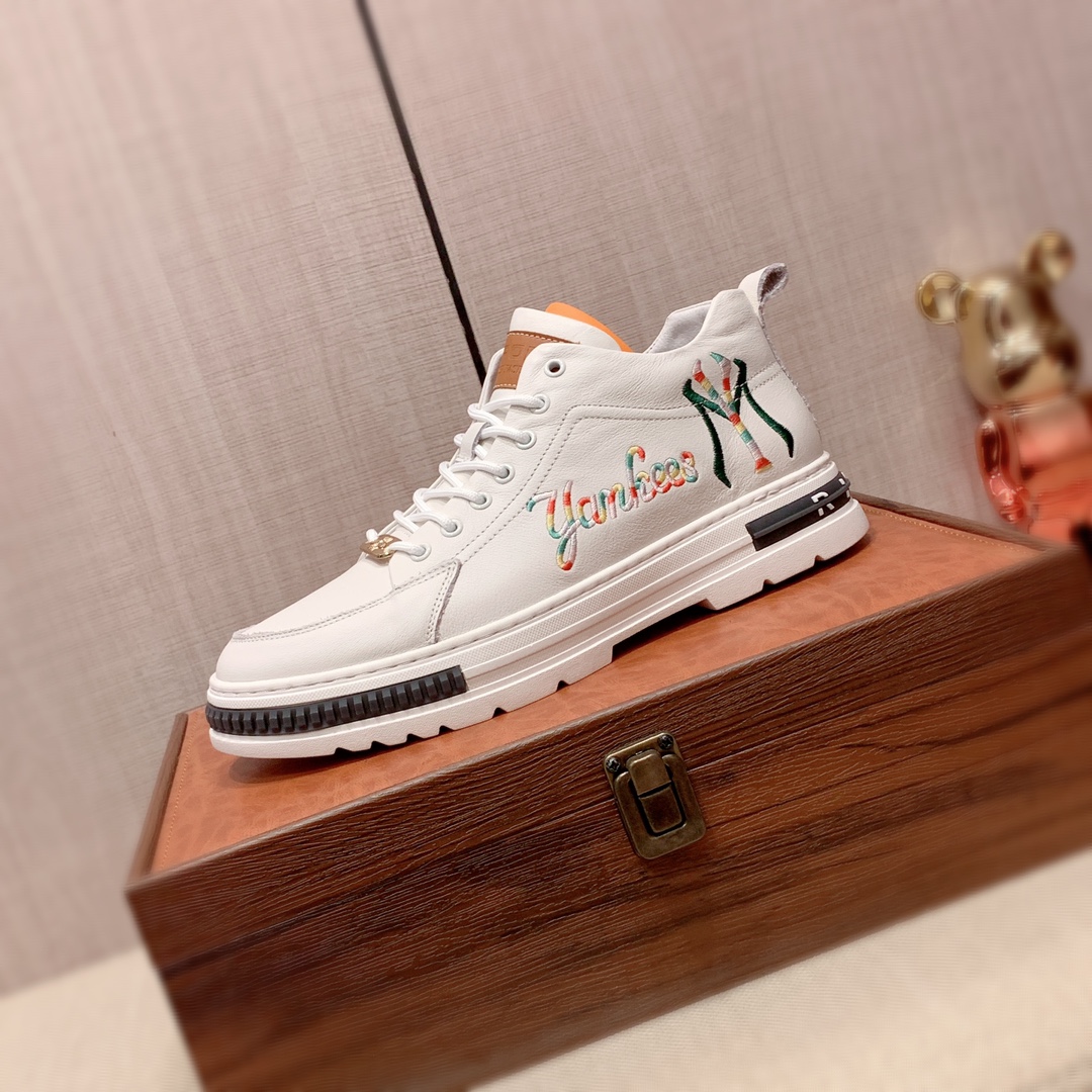 I5 高帮 Gucci  古奇   最新爆款休闲鞋，顶端品牌奢侈～代购，顶级～质量。专柜同卖产品鞋面選用进口透气牛皮搭配材质透气猪皮内里精细做工。原版个性时尚柔软橡膠耐磨防滑大底，上脚轻巧舒适，实物拍摄實物更好看，007广州码: 38-44。2色可选。绒里皮里可选