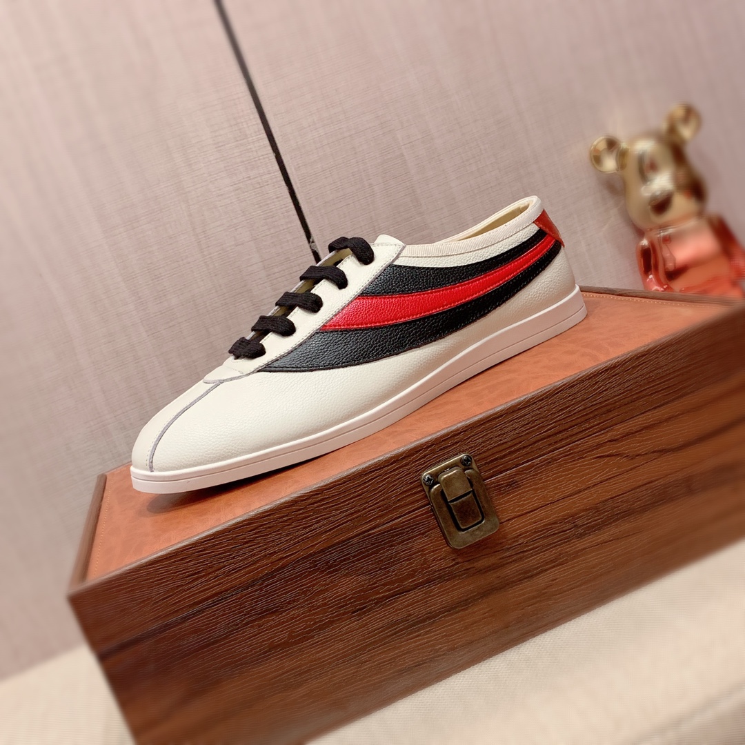 I5  Gucci  古奇   最新爆款休闲鞋，顶端品牌奢侈～代购，顶级～质量。专柜同卖产品鞋面選用进口透气牛皮搭配材质透气羊皮内里精细做工。原版个性时尚柔软橡膠耐磨防滑大底，上脚轻巧舒适，实物拍摄實物更好看，广州码: 38-44。可订45.46