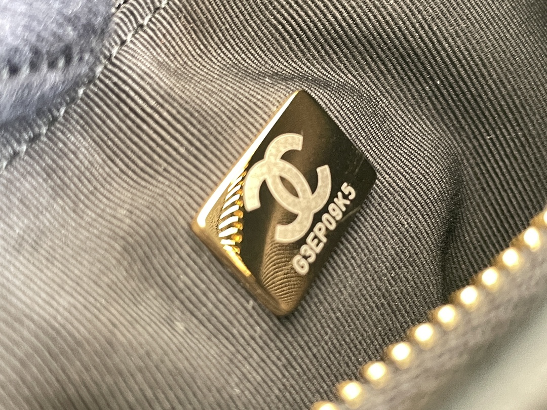 🌼现货 白金版▪️正品级 包装如图𝗖𝗵𝗮𝗻𝗲𝟭 𝟮𝟮𝗞秋冬𝗵𝗼𝗯𝗼腋下包/嬉皮包 大号𝟸𝟸𝚔秋冬新品必入