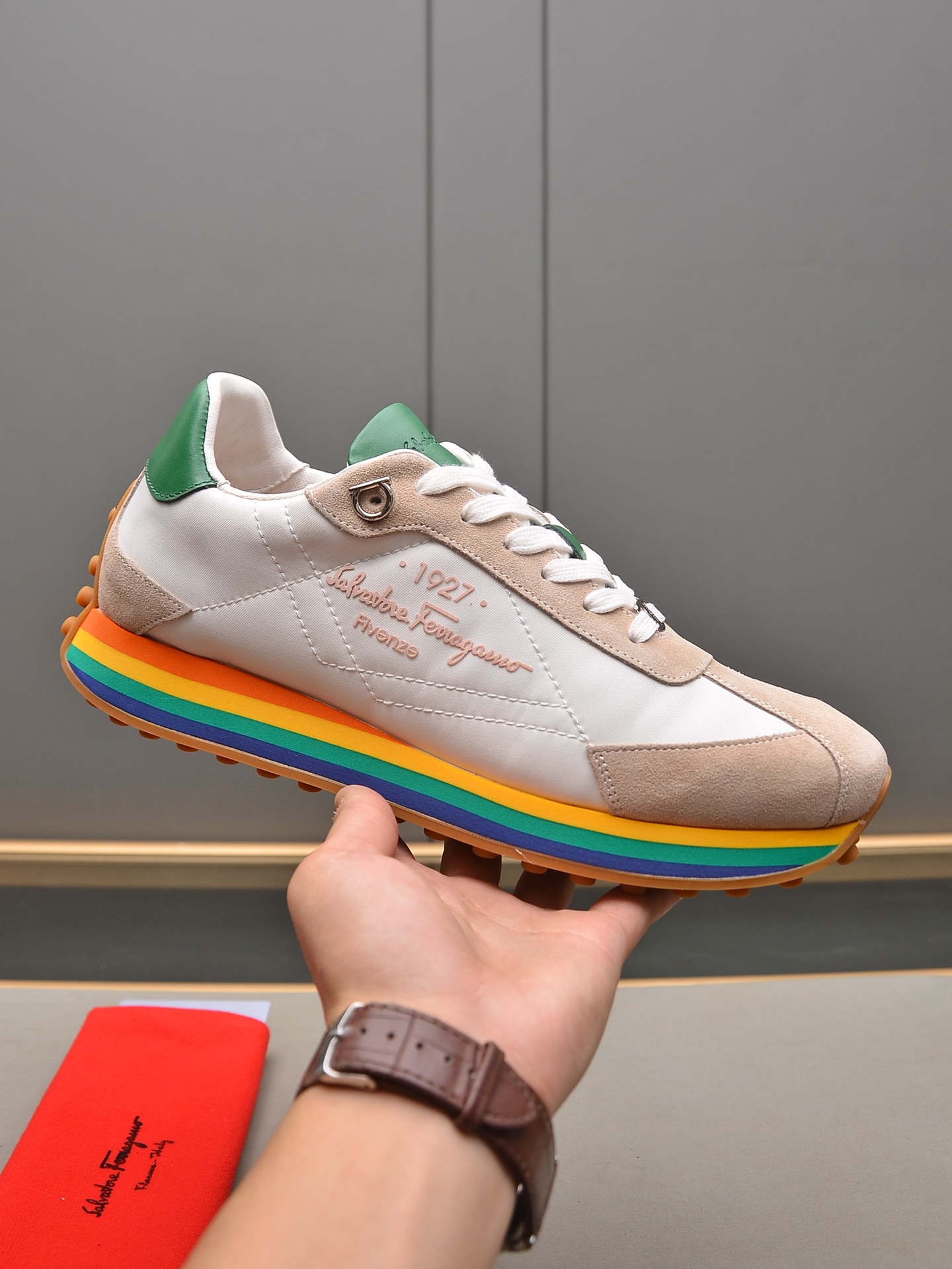 Ferragamo 菲拉格慕  正码码数: 38-44 45定做 商品等级：官网1:1,欢迎对比验货 商品材料：进口原版料,进口原版牛皮,头层牛皮里,侧面滴胶字母LOGO,原版内里,EVA橡胶组合大底 款式类别：2022时装秀系列,运动系带休闲鞋,百搭舒适 颜色：多色可选