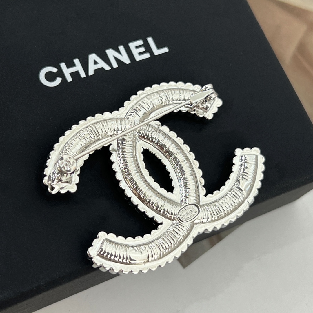 新款☑️CHANEL香奈儿双c黑皮满钻胸针