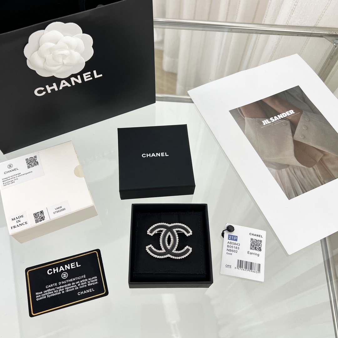 新款☑️CHANEL香奈儿双c黑皮满钻胸针