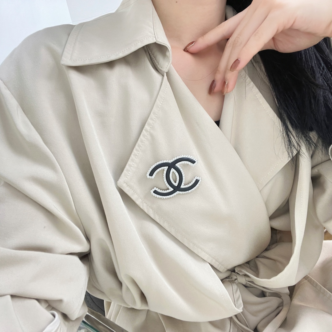 新款☑️CHANEL香奈儿双c黑皮满钻胸针
