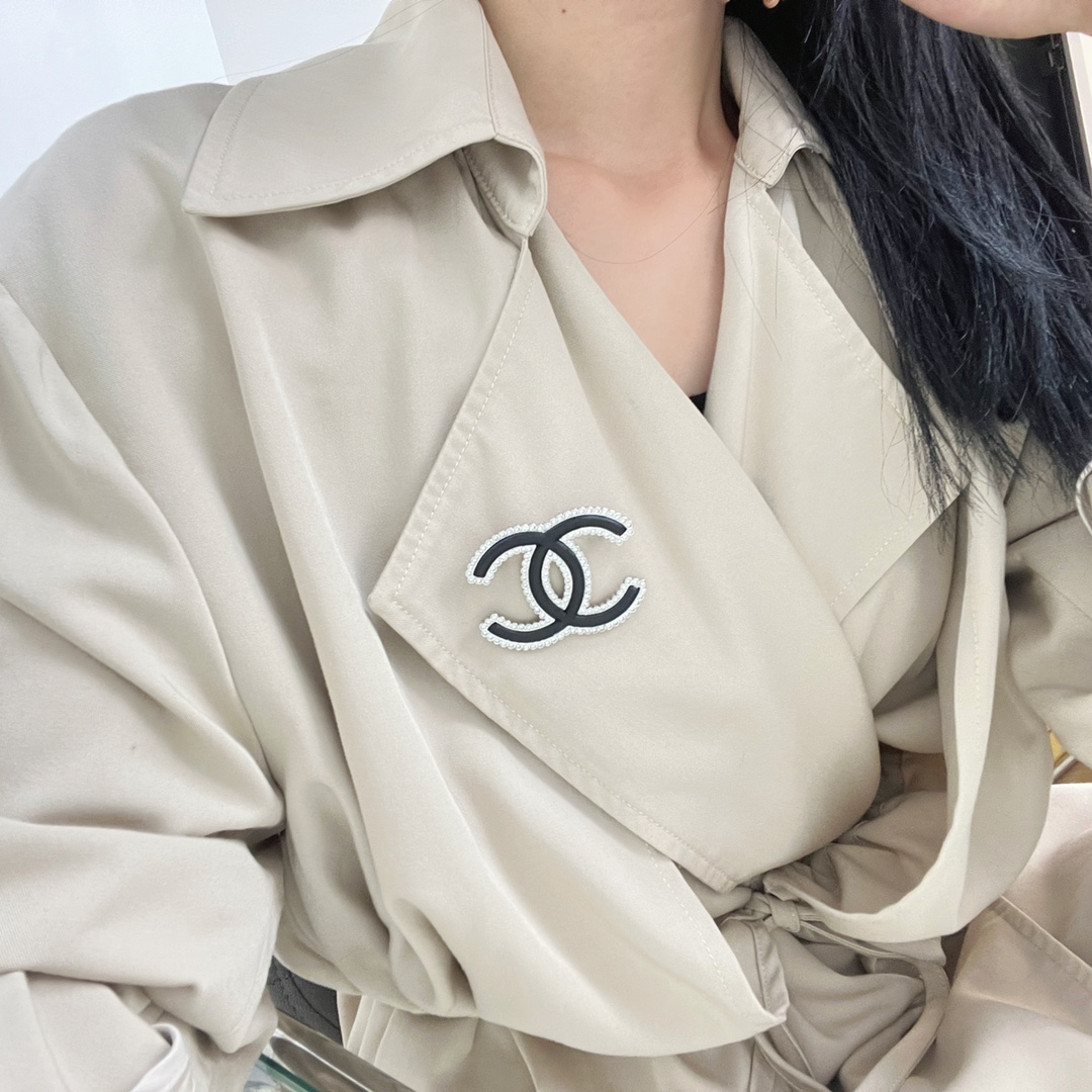 新款☑️CHANEL香奈儿双c黑皮满钻胸针