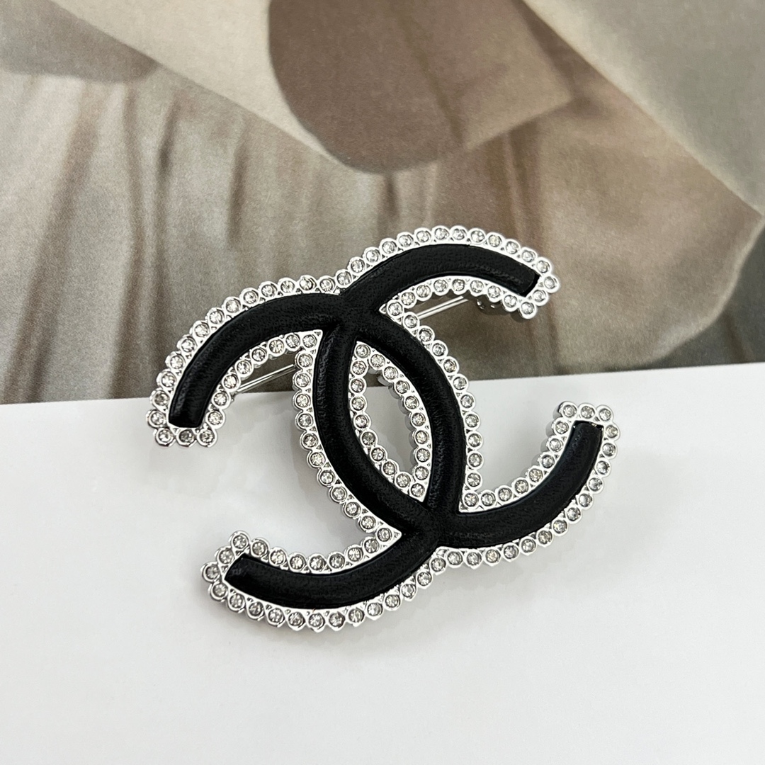 新款☑️CHANEL香奈儿双c黑皮满钻胸针