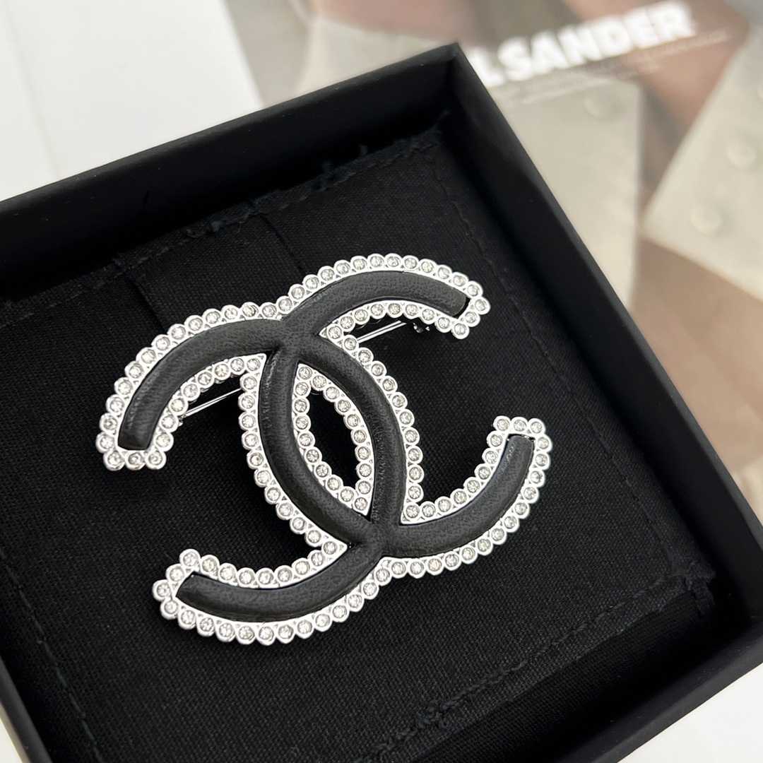 新款☑️CHANEL香奈儿双c黑皮满钻胸针