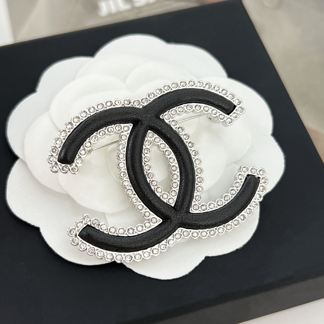 新款☑️CHANEL香奈儿双c黑皮满钻胸针