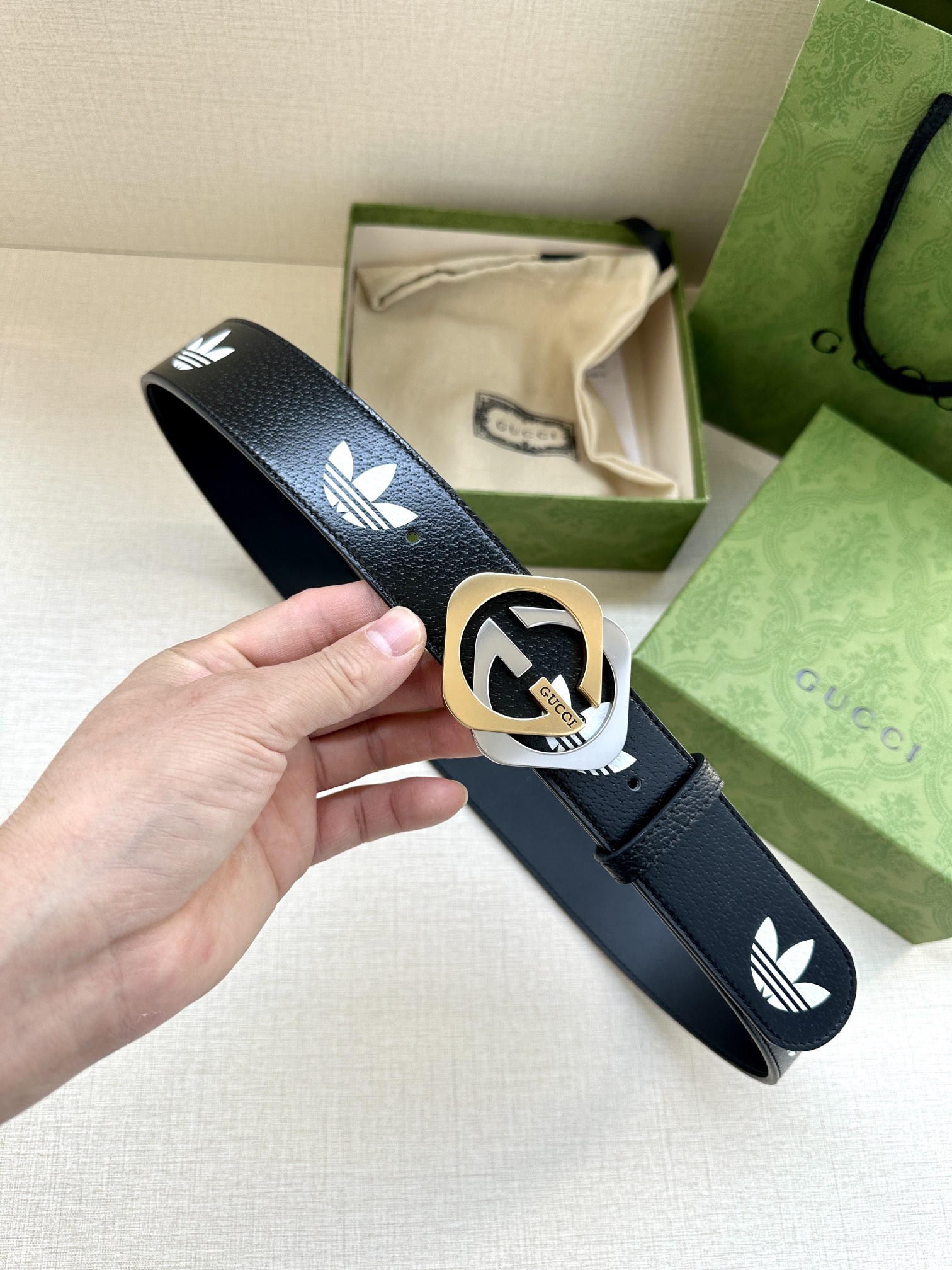 I5 宽带4.0cm GUCCI 作为adidas x Gucci联名系列之一,这款皮革腰带饰有Gucci Trefoil印花.adidas和Gucci大胆探索联名系列,织带和GG字母交织图案巧妙搭配白色三条纹和三叶草徽标.该系列灵感源自创作总监80年代和90年代的美好回忆,融汇两个品牌丰富悠久的历史传承及标志性的设计语言,塑就风格造型. 隐藏 详细信息 黑色 红色和白色上等牛皮 Trefoil印花 闪亮金色 /银色/枪色调配件 adidas x Gucci联名系列 双G钢扣