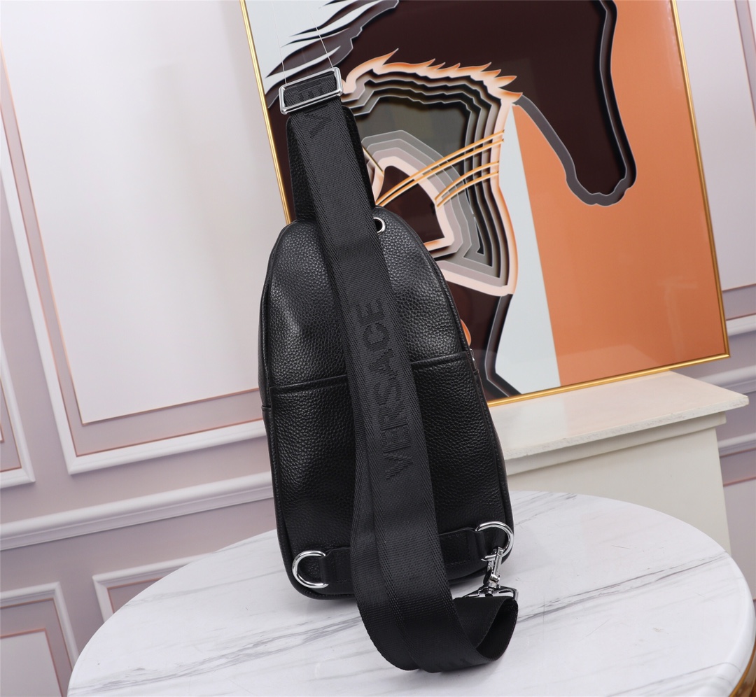 🌹VERSACE （范思哲）🆕高级定制 男士胸包系列 官网代购 顶级品质，可专柜对比。顶级进口专用牛皮，