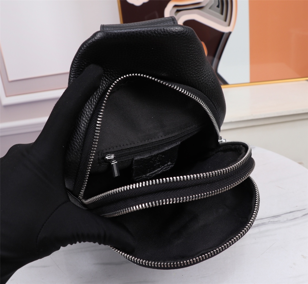 🌹VERSACE （范思哲）🆕高级定制 男士胸包系列 官网代购 顶级品质，可专柜对比。顶级进口专用牛皮，