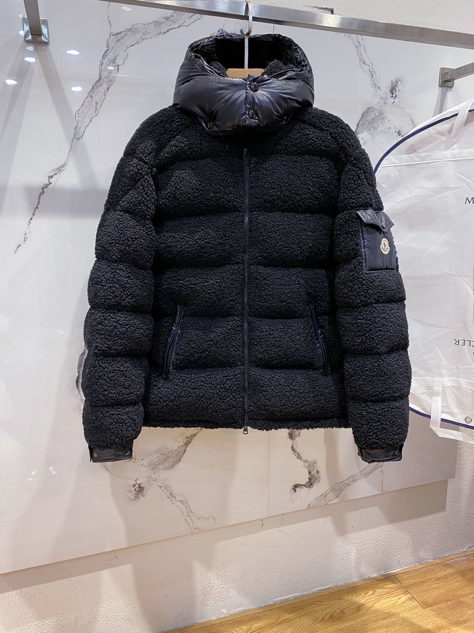 Moncler (配防尘袋) 22FW秋冬新款羊羔毛面料拼接梭织面料 经典玛雅连帽羽绒棉夹克
