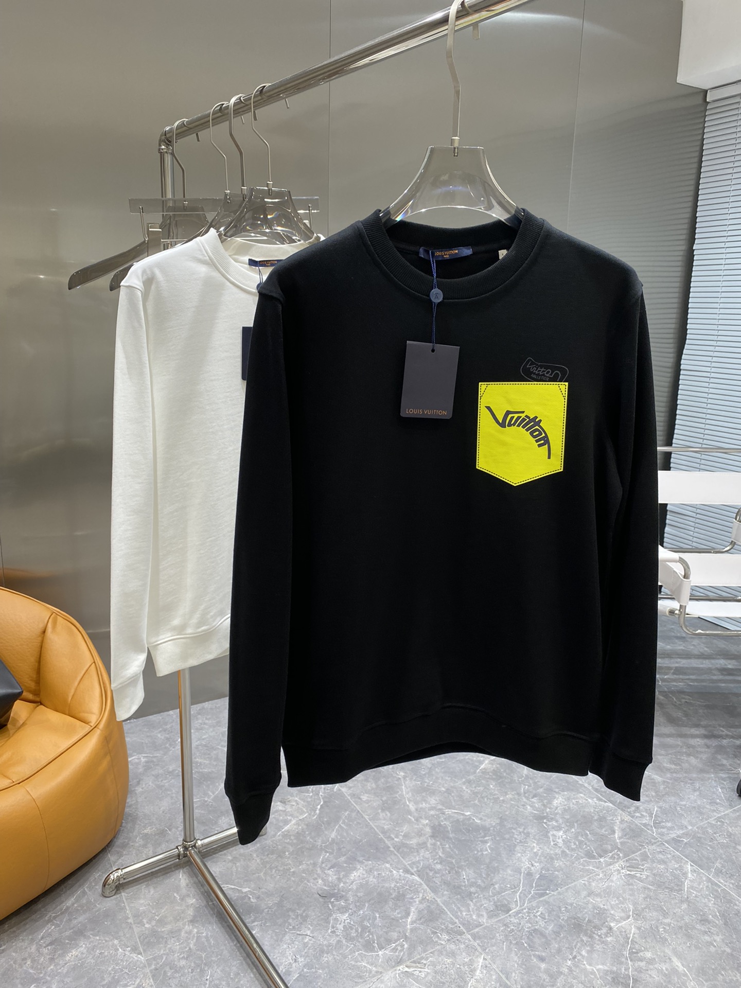 💥 Louis vuitton/LV 路易威登 新款潮流经典卫衣,精致裁剪,高品质工艺!采用定织定染纯棉面料420克左右纯棉卫衣面料!图案进口数码印花工艺,耐穿耐洗久穿不变型,微阔百搭男女同款.颜色:黑色 米白.