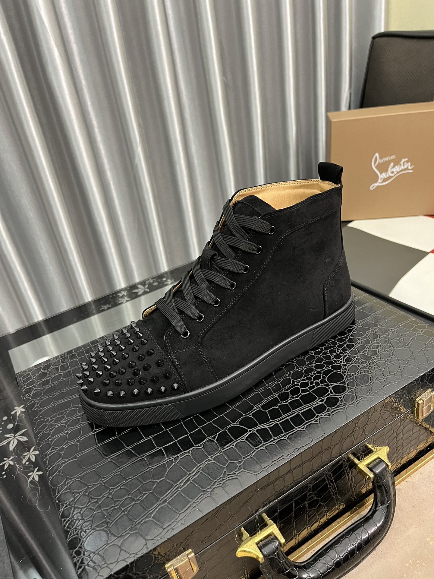 240christian louboutin（CL） Estilo completo , zapatos de tabla casual Modelos calientes exclusivos li