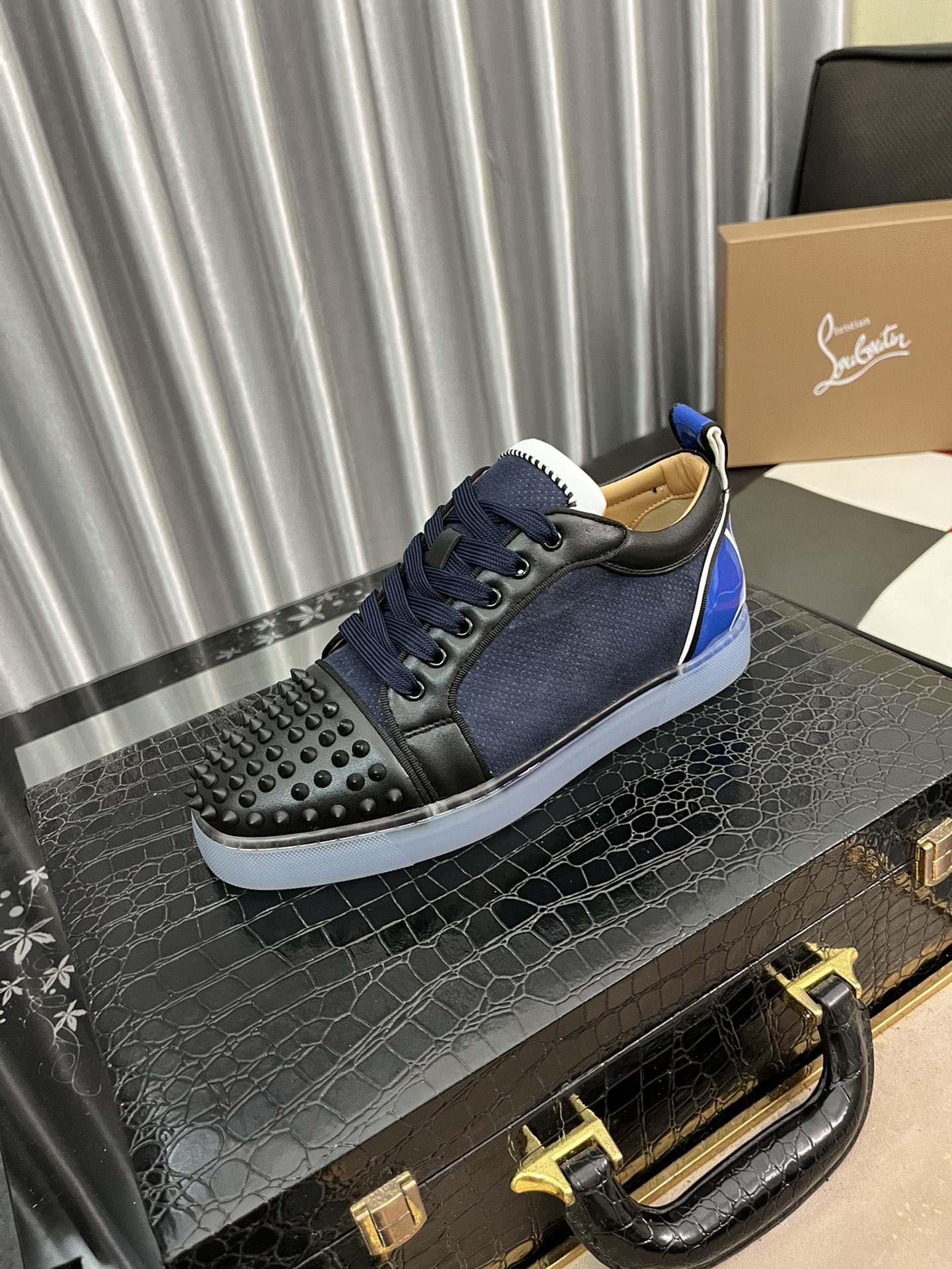 P210Chriatian louboutin（红底鞋）⌚️⌚️christian louboutin（CL红底鞋）系列工厂 款式齐全 ，休闲板鞋📢 📢 📢 独家热款发布🎈🎈💪活动乳胶垫脚 全套包装 ，全球供货😝 【顶级版】：原版进口牛皮鞋面，原版水染牛皮内里，原版开模tpu大底，原版1:1细节处理，原版鞋楦，码数：38-45、