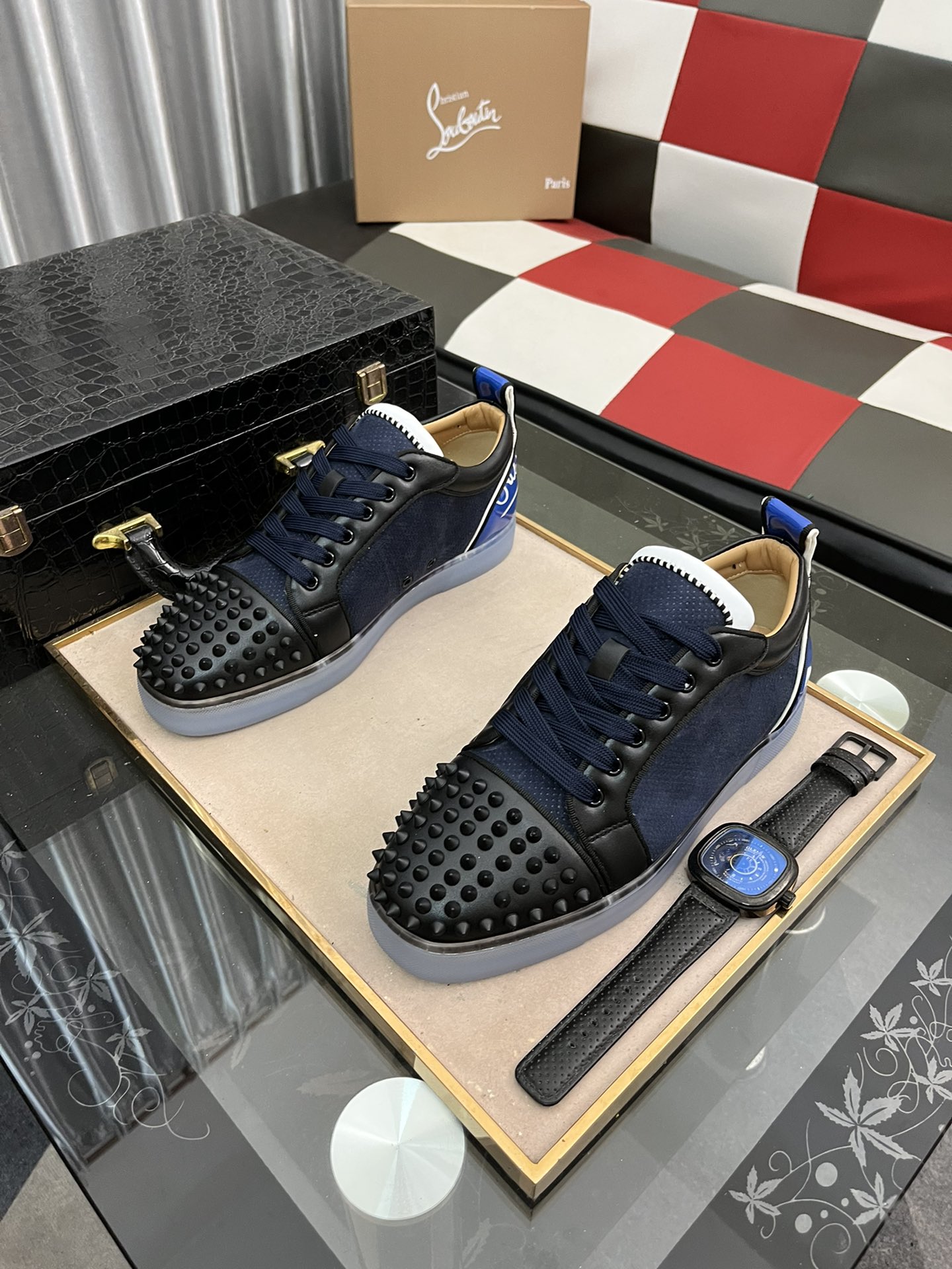 P210Chriatian louboutin（红底鞋）⌚️⌚️christian louboutin（CL红底鞋）系列工厂 款式齐全 ，休闲板鞋📢 📢 📢 独家热款发布🎈🎈💪活动乳胶垫脚 全套包装 ，全球供货😝 【顶级版】：原版进口牛皮鞋面，原版水染牛皮内里，原版开模tpu大底，原版1:1细节处理，原版鞋楦，码数：38-45、