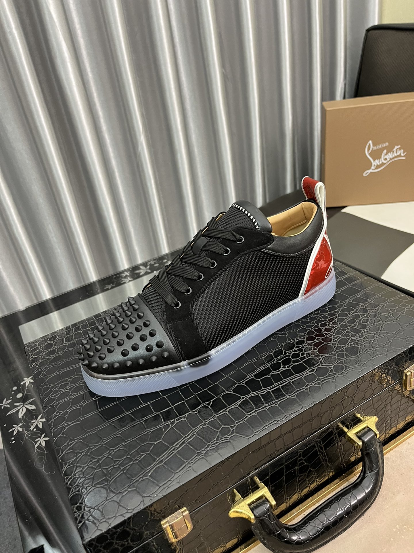 P210Chriatian louboutin（红底鞋）⌚️⌚️christian louboutin（CL红底鞋）系列工厂 款式齐全 ，休闲板鞋📢 📢 📢 独家热款发布🎈🎈💪活动乳胶垫脚 全套包装 ，全球供货😝 【顶级版】：原版进口牛皮鞋面，原版水染牛皮内里，原版开模tpu大底，原版1:1细节处理，原版鞋楦，码数：38-45、