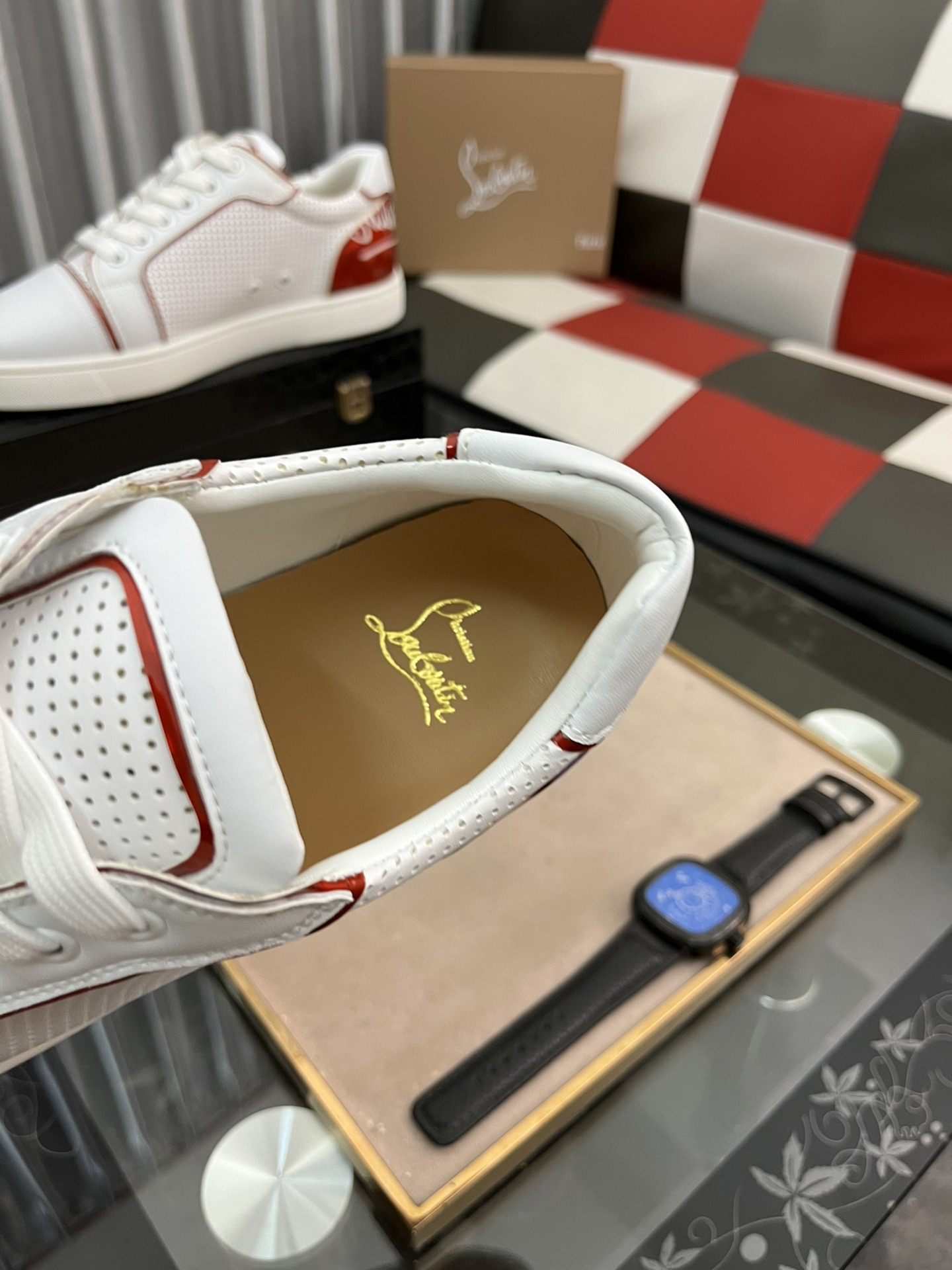 P210⌚️⌚️christian louboutin（CL红底鞋）系列工厂 款式齐全 ，休闲板鞋📢 📢 📢 独家热款发布🎈🎈💪活动乳胶垫脚 全套包装 ，全球供货😝 【顶级版】：原版进口牛皮鞋面，原版水染牛皮内里，原版开模tpu大底，原版1:1细节处理，原版鞋楦，码数：38-45、