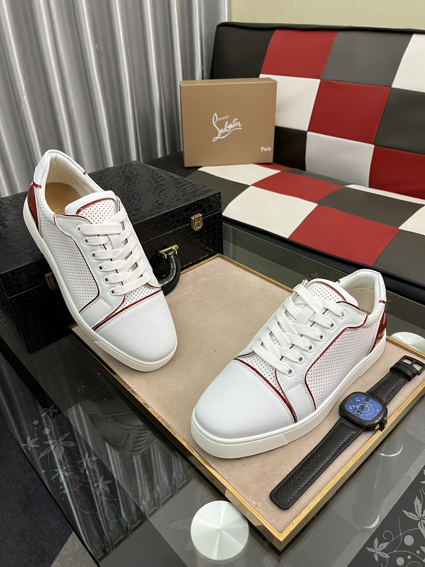 P210⌚️⌚️christian louboutin（CL红底鞋）系列工厂 款式齐全 ，休闲板鞋📢 📢 📢 独家热款发布🎈🎈💪活动乳胶垫脚 全套包装 ，全球供货😝 【顶级版】：原版进口牛皮鞋面，原版水染牛皮内里，原版开模tpu大底，原版1:1细节处理，原版鞋楦，码数：38-45、