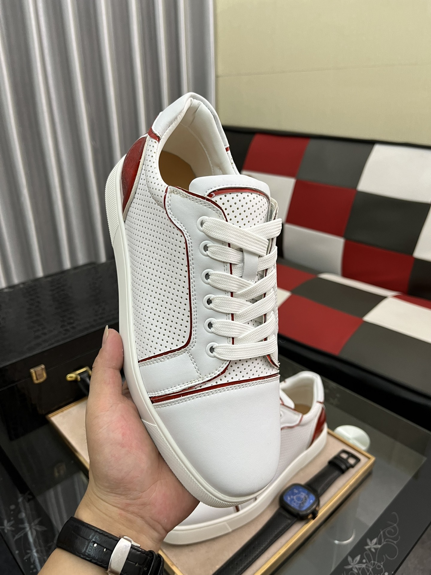 P210⌚️⌚️christian louboutin（CL红底鞋）系列工厂 款式齐全 ，休闲板鞋📢 📢 📢 独家热款发布🎈🎈💪活动乳胶垫脚 全套包装 ，全球供货😝 【顶级版】：原版进口牛皮鞋面，原版水染牛皮内里，原版开模tpu大底，原版1:1细节处理，原版鞋楦，码数：38-45、