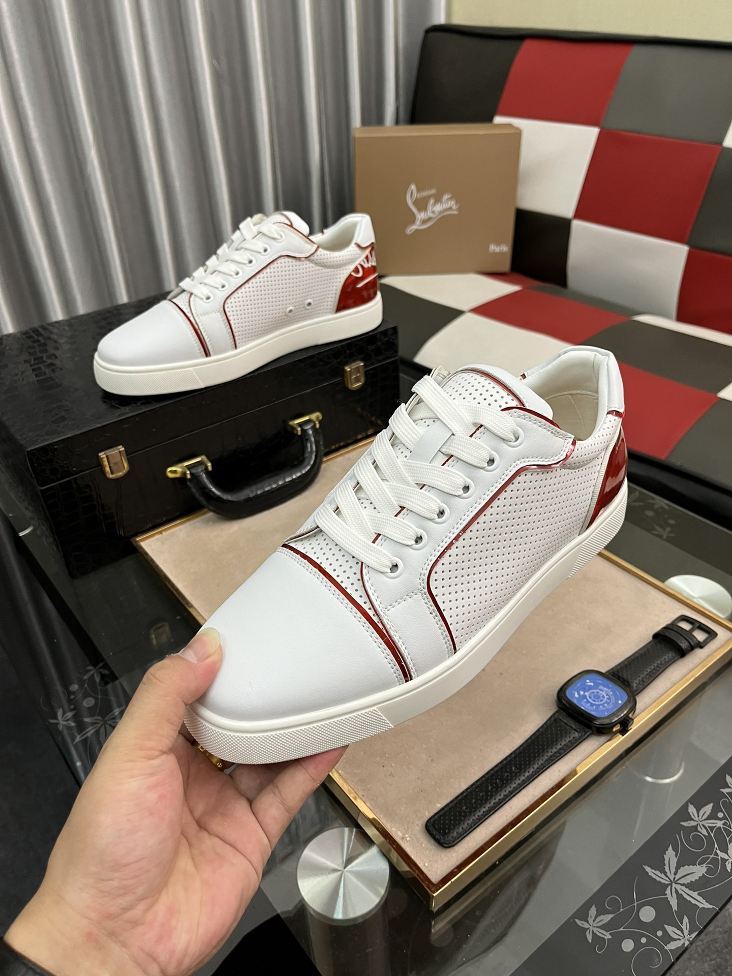 P210⌚️⌚️christian louboutin（CL红底鞋）系列工厂 款式齐全 ，休闲板鞋📢 📢 📢 独家热款发布🎈🎈💪活动乳胶垫脚 全套包装 ，全球供货😝 【顶级版】：原版进口牛皮鞋面，原版水染牛皮内里，原版开模tpu大底，原版1:1细节处理，原版鞋楦，码数：38-45、